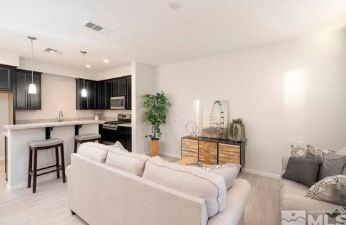 Carson City House | Local 3BD/2.5BA - WiFi & Parking