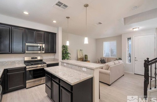Carson City House | Local 3BD/2.5BA - WiFi & Parking