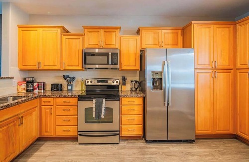 University Heights Apartment | Local Hotspots Stay | Pool, Gym, Parking & W/D