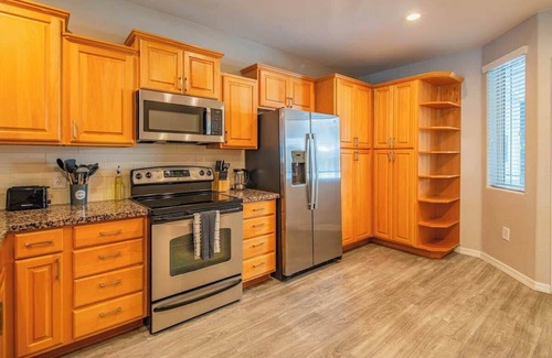 University Heights Apartment | Local Hotspots Stay | Pool, Gym, Parking & W/D