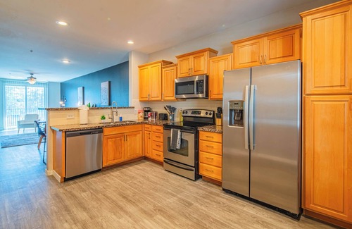 University Heights Apartment | Local Hotspots Stay | Pool, Gym, Parking & W/D