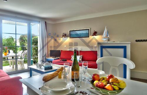 Guilvinec Apartment | LocaLise - A06 - Entièrement de plain-pied avec petite vue mer - Donnant sur la piscine et le jardin - wifi inclus - draps inclus -