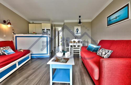 Guilvinec Apartment | LocaLise - A06 - Entièrement de plain-pied avec petite vue mer - Donnant sur la piscine et le jardin - wifi inclus - draps inclus -