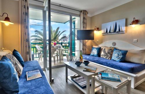 Guilvinec Apartment | LocaLise - A18 - Appartement avec balcon - Petite vue mer à travers le palmier - Piscine de avril à septembre - Wifi inclus - Animaux admis - Draps inclus - Parking inclus