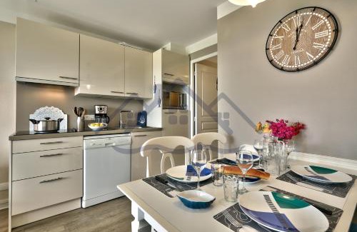 Guilvinec Apartment | LocaLise - A18 - Appartement avec balcon - Petite vue mer à travers le palmier - Piscine de avril à septembre - Wifi inclus - Animaux admis - Draps inclus - Parking inclus