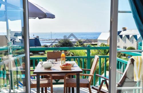 Guilvinec Apartment | LocaLise au Guilvinec - A28 - Belle vue sur la mer, la piscine et le jardin - - Tout à pied, plages, port, centre, commerces, marché - Wifi inclus - Linge de lit inclus