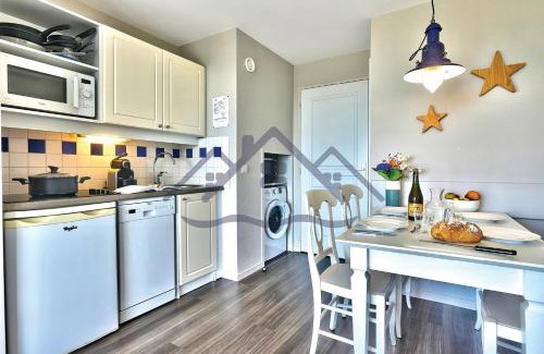 Guilvinec Apartment | LocaLise au Guilvinec - A28 - Belle vue sur la mer, la piscine et le jardin - - Tout à pied, plages, port, centre, commerces, marché - Wifi inclus - Linge de lit inclus