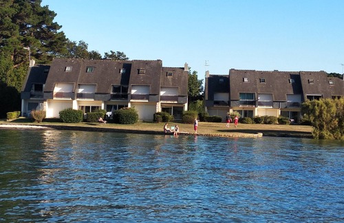Locmariaquer Apartment | LOCALOC feet in the water STUDIO A1
