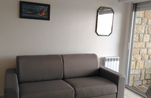 Locmariaquer Apartment | LOCALOC feet in the water STUDIO A1