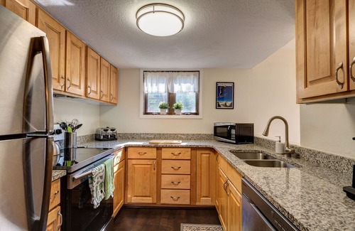 Warrior's Mark Condo | Located an easy walk to slopes and apres!