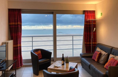 Duinbergen Apartment | Located directly on the beach and the sea in Knokke, you'll have the best view.