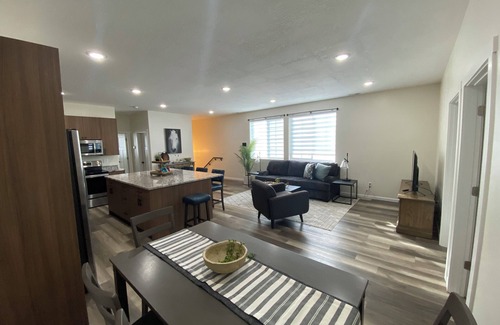 Evanston Apartment | Located in Downtown Evanston, Walking distance to food, shops, and Train Depot.