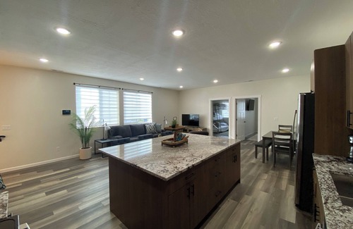 Evanston Apartment | Located in Downtown Evanston, Walking distance to food, shops, and Train Depot.