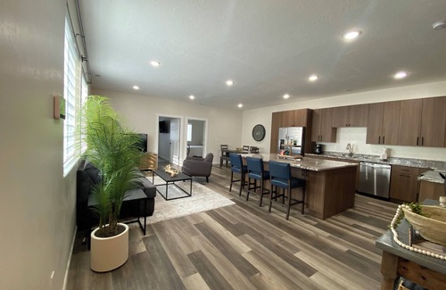 Evanston Apartment | Located in Downtown Evanston, Walking distance to food, shops, and Train Depot.