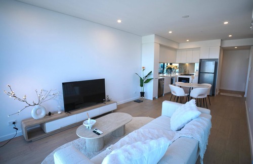 Bankstown Apartment | Located in heart of Bankstown and on top of the building with full of views.