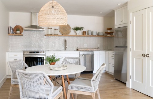 Kennebunk Apartment | Located in kennebunkport & Kennebunk's shopping & restaurant district.