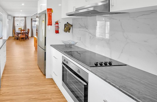 Lakes Entrance House | Located in the Heart of Lakes Entrance, an easy walk to the footbridge