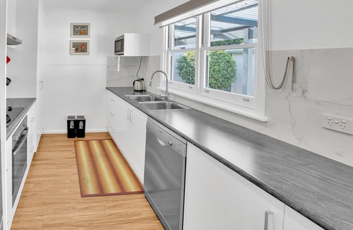 Lakes Entrance House | Located in the Heart of Lakes Entrance, an easy walk to the footbridge