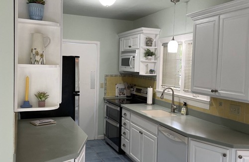 Old Naples House | Located in the heart of Old Naples! Enjoy the beach shopping and dining nnnnnnn