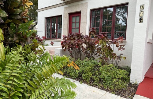Old Naples House | Located in the heart of Old Naples! Enjoy the beach shopping and dining nnnnnnn