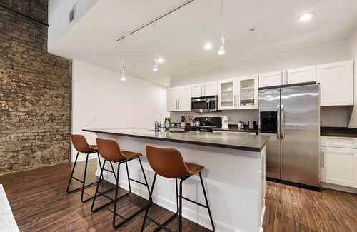 Cultural District Apartment | Located in the heart of the lively Cultural District, our spacious and stylish loft offers both elegance and convenience. Enjoy modern luxury just a brief drive from the energy of Steelers Stadium.