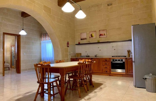 Victoria Villa | Located in Victoria - Mejda Farmhouse - 2 bedroom farmhouse with private pool