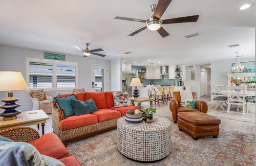 Anna Maria House | Located Near Bay Beaches and Pine Ave! Family-Friendly with Pool and Games!