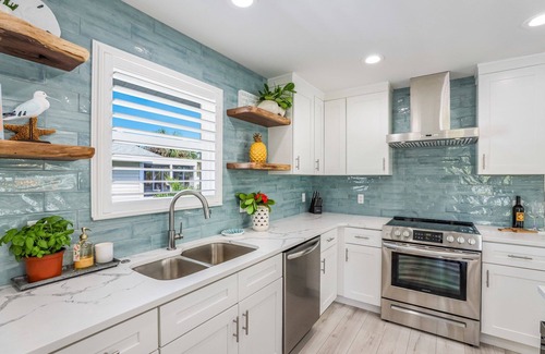 Anna Maria House | Located Near Bay Beaches and Pine Ave! Family-Friendly with Pool and Games!