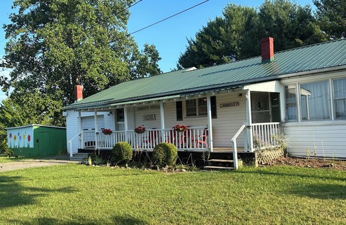 Frankford House | Located near Lewisburg, Greenbrier River Trail, Osteopathic School of Medicine