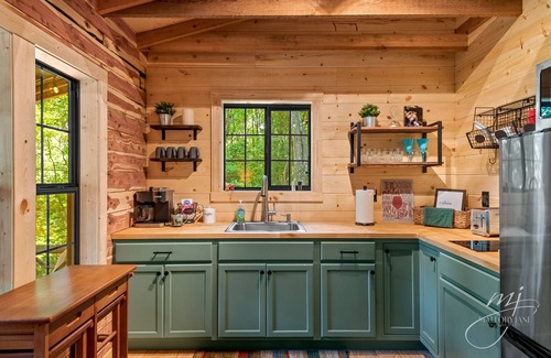 Eureka Springs Cabin | Located on a 10 acre wooded hillside