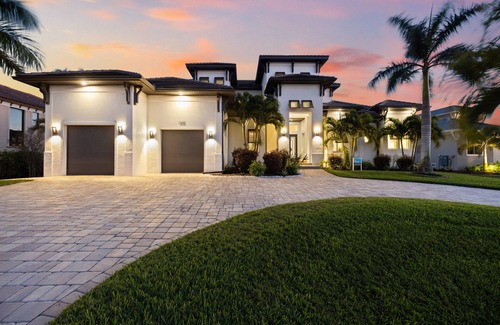 Caloosahatchee Villa | Located southwest Cape Coral directly at river, southern exposure. Sun all day.