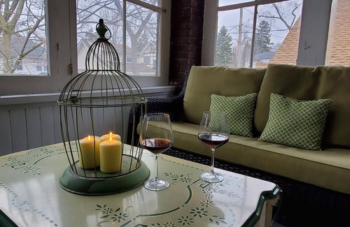 Niagara Falls Apartment | Located within walking distance from the Famous Niagara Falls and the atractions