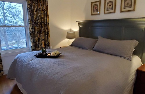 Niagara Falls Apartment | Located within walking distance from the Famous Niagara Falls and the atractions