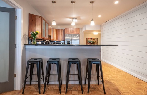 Bayshore Gardens Condo | Location! 1 Block from Bayshore/SOHO/Hyde Park