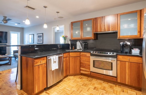 Bayshore Gardens Condo | Location! 1 Block from Bayshore/SOHO/Hyde Park