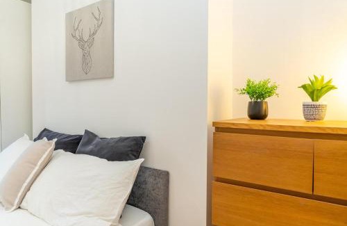 Somers Town Apartment | Location! 2 bed/2bath - Pro Host
