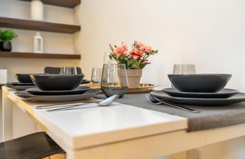 Somers Town Apartment | Location! 2 bed/2bath - Pro Host