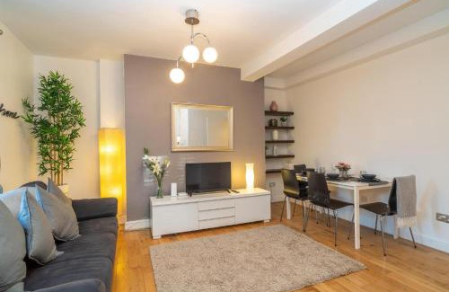 Somers Town Apartment | Location! 2 bed/2bath - Pro Host