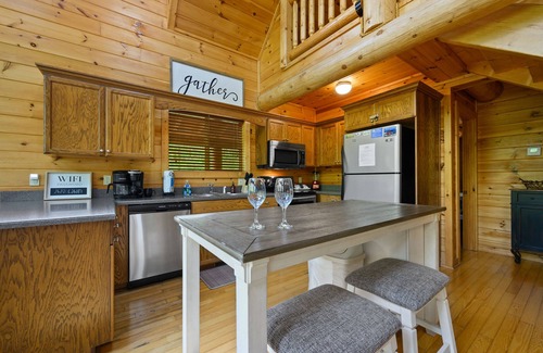 Gatlinburg - Pigeon Forge Cabin | LOCATION! 2 BR, 2 Bath w/loft. Close to Pigeon F/Gatlinburg! No Scary Roads!