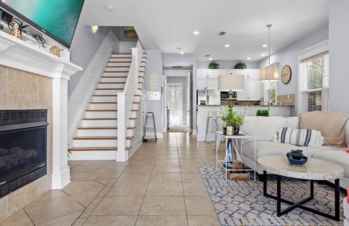 Miramar Beach House | Location! 2 Min walk to private beach and Community Pool ,near shops and outlet