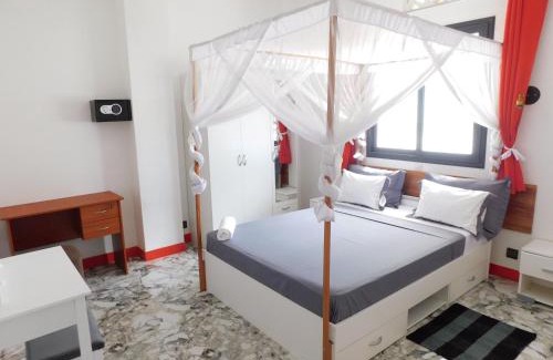 Antsiranana Apartment | LOCATION Apparts Meublés à VILLA LOUIS batiment blanc 3 étages situé à proximité de la Pharmacie Henintsoa ! CLASS ! T2 à 25euros Centre-Ville Diego-Suarez nord de Madagascar