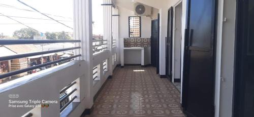 Antsiranana Apartment | LOCATION Apparts Meublés à VILLA LOUIS batiment blanc 3 étages situé à proximité de la Pharmacie Henintsoa ! CLASS ! T2 à 25euros Centre-Ville Diego-Suarez nord de Madagascar