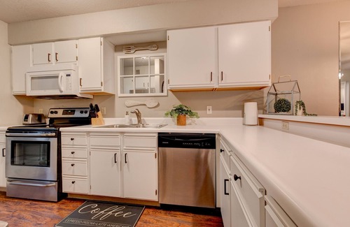 Table Rock Condo | LOCATION! Beautiful Golf Course View! Close to clubhouse/pool Golf Discounts