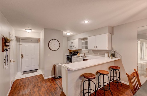 Table Rock Condo | LOCATION! Beautiful Golf Course View! Close to clubhouse/pool Golf Discounts