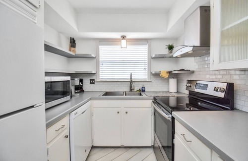 Uptown Apartment | LOCATION Beautiful Updated 4-Plex in Galleria Area