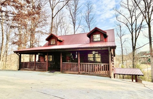 Pigeon Forge Cabin | Location! Country Charm Lodge - Hot tub - Game room - Large Porch- Picnic Area