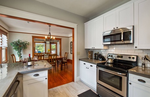 McMinnville House | Location! Historic Downtown~Cowls Bungalow & Carriage House, Fenced Dog-Friendly
