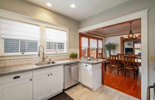 McMinnville House | Location! Historic Downtown~Cowls Bungalow & Carriage House, Fenced Dog-Friendly