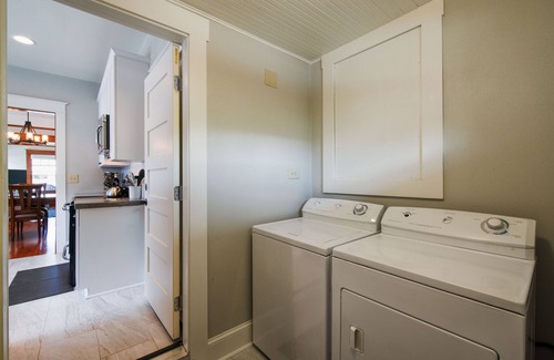 McMinnville House | Location! Historic Downtown~Cowls Bungalow & Carriage House, Fenced Dog-Friendly