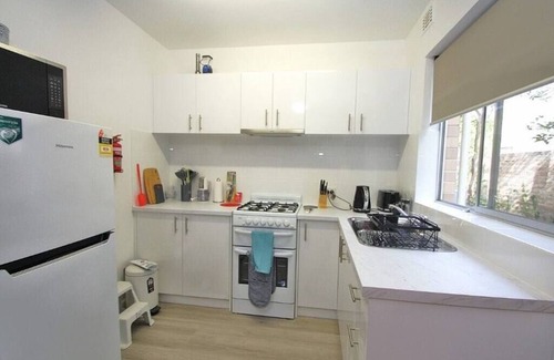 Crawley Apartment | LOCATION LIFESTYLE CONVENIENCE! WIFI NETFLIX WINE